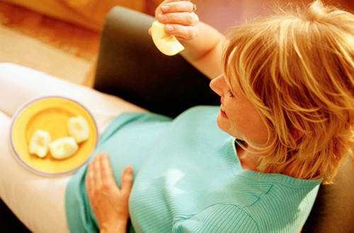母乳喂养宝宝大便有泡沫：因及解决方法